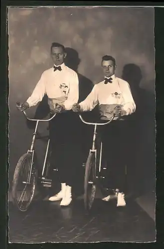 AK Zwei Kunstradfahrer auf der Bühne