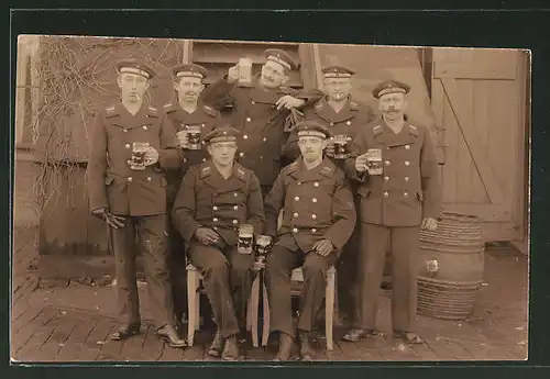 Foto-AK Matrosen trinken Bier, U-Boot-Fahrer