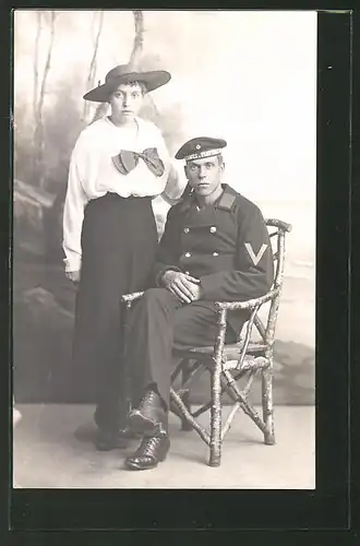 Foto-AK Matrose in Uniform mit seiner Frau, U-Boot-Fahrer
