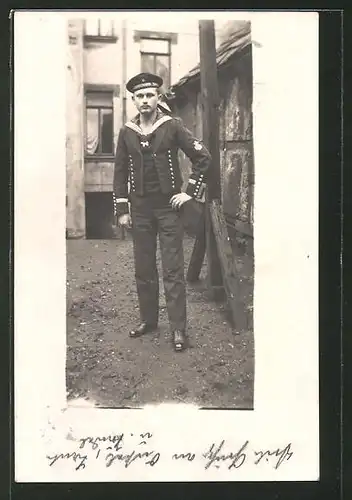 Foto-AK Matrose in Uniform steht in einer Gasse, U-Boot-Fahrer