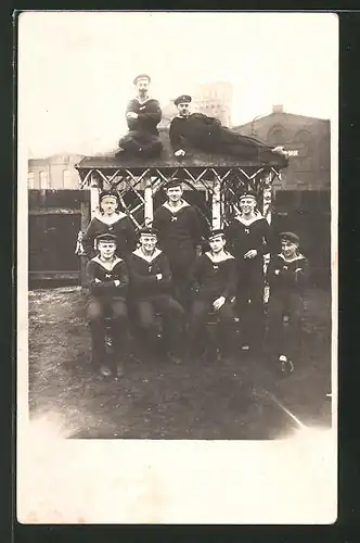 Foto-AK Gruppenbild von Matrosen in Uniform, U-Boot-Fahrer