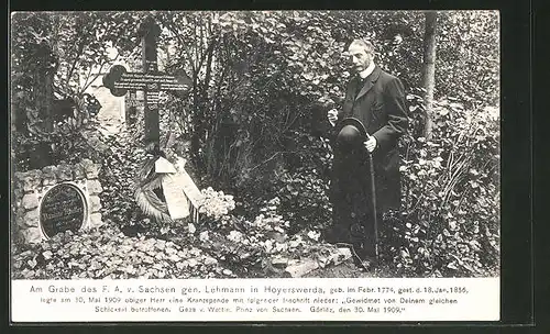 AK Hoyerswerda, Doppelgänger Friedrich August von Sachsen am Grab bei der Kranzniederlegung 1909