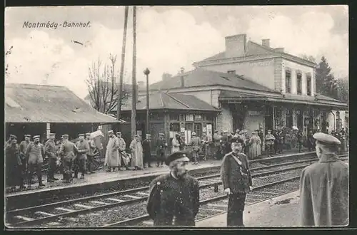 AK Montmédy, wartende Soldaten am Bahnhof