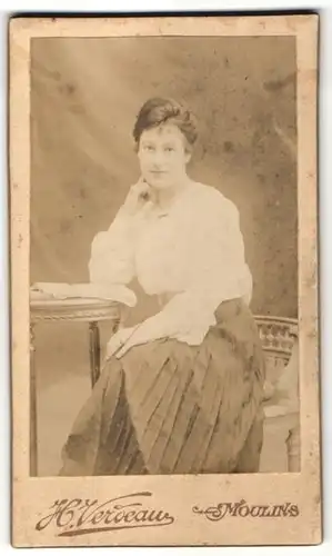Fotografie H. Verdeau, Moulins, Portrait junge Bürgertochter an einem Tisch