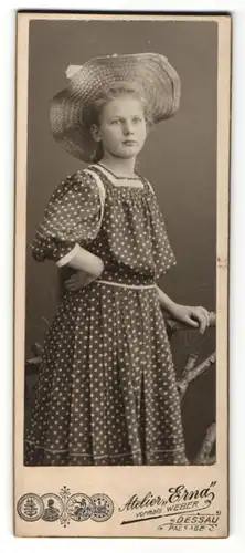 Fotografie Atelier Erna, Dessau, Portrait Mädchen im geblümten Kleid mit Strohhut