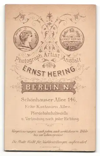 Fotografie E. Hering, Berlin N., Portrait Mädchen im Wintermantel mit Mütze