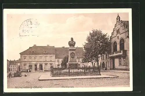 AK Müncheberg, Marktplatz mit Denkmal