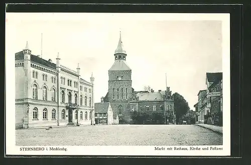 AK Sternberg i. Mecklenbg., Markt mit Rathaus, Kirche und Postamt