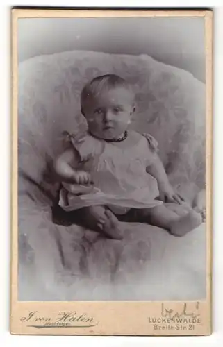 Fotografie F. von Halen, Luckenwalde, Portrait Kleinkind auf einem Sessel