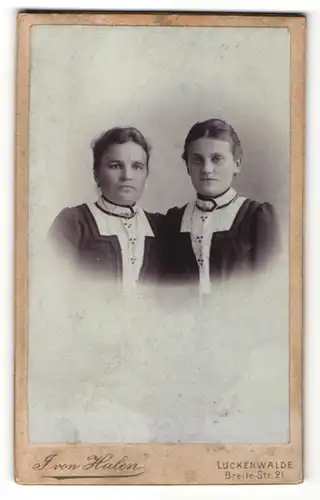 Fotografie F. von Halen, Luckenwalde, Portrait zweier Schwestern in gleichen Kleidern