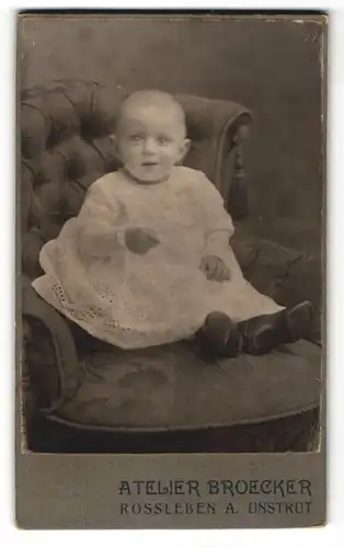 Fotografie Atelier Broecker, Rossleben a. Unstrut, Portrait Säugling auf einem Sessel