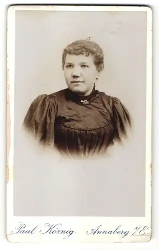 Fotografie Paul Körnig, Annaberg i. E., Portrait junge Frau in schwarzem Kleid