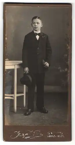 Fotografie Georg Wilke, Berlin, Portrait Konfirmand in Anzug mit Hut