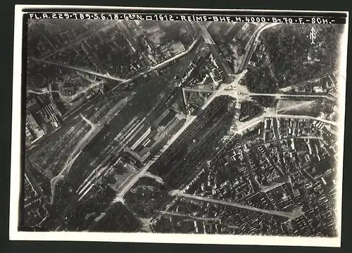 Fotografie 1.WK, Ansicht Reims, Luftbild der Fliegerabteilung 229 zeigt den Bahnhof