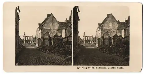 Stereo-Fotografie Fotograf und Ort unbekannt, Ansicht La Bassée, zerstörte Strasse