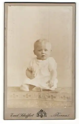 Fotografie Emil Schuffert, Borna, Portrait Kleinkind in Hemdchen mit Spitzenbordüre