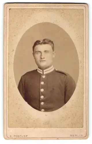 Fotografie E. Postlep, Berlin, junger Soldat in Uniform