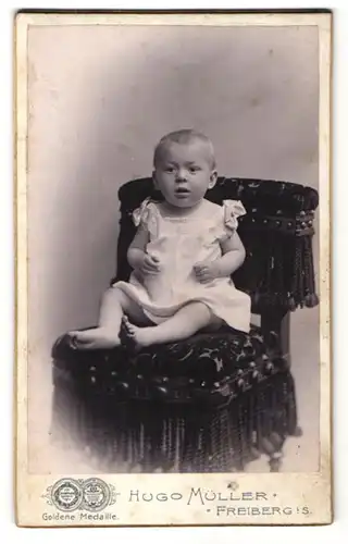 Fotografie Hugo Müller, Freiberg i. S., Kleinkind auf einem gepolsterten Stuhl