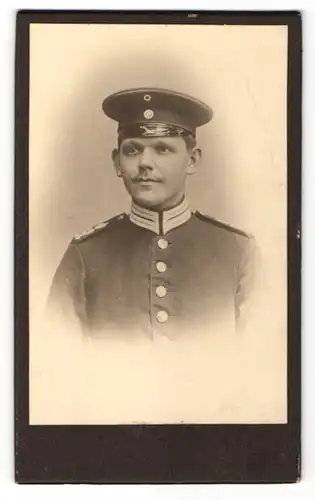 Fotografie Fotograf und Ort unbekannt, Portrait Soldat in Uniform mit Mütze