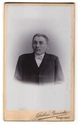 Fotografie Julius Grusche, Neugersdorf, Portrait junger Mann im Anzug mit Fliege
