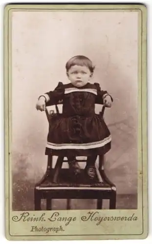 Fotografie Reinh. Lange, Hoyerswerda, Portrait Kleinkind auf einem Stuhl