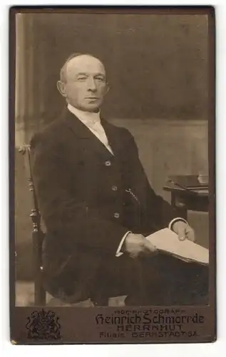 Fotografie Heinrich Schmorrde, Herrnhut, Portrait bürgerlicher Herr in Anzug
