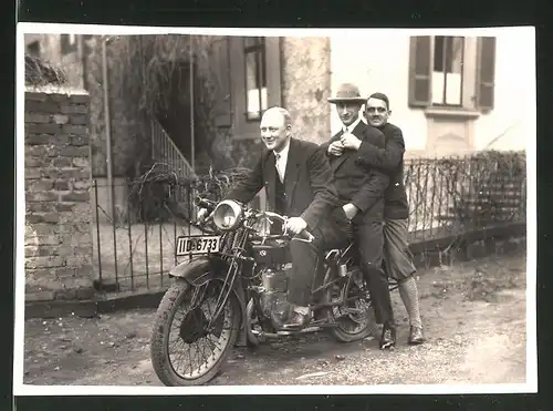 Fotografie Motorrad NSU, Männer auf Krad sitzend