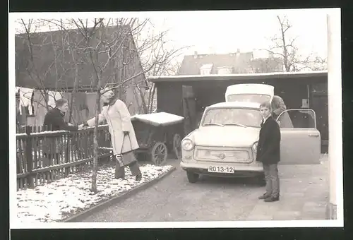 Fotografie Auto Sachsenring Trabant 601, Trabbi steht vor einer Garage