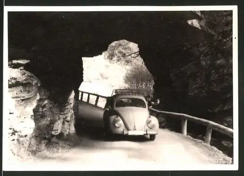 Fotografie Auto VW Käfer, Volkswagen PKW mit Dachgepäckträger auf einer Passstrasse