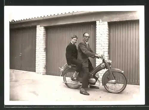 Fotografie Motorrad DKW, Vater & Sohn auf LKrad sitzend