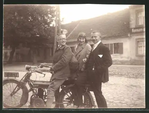 Fotografie Motorrad Zündapp, Paar auf LKrad sitzend, Kennzeichen: IA-1943