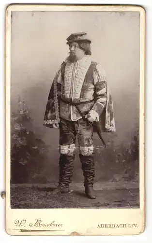 Fotografie W. Bruckner, Auerbach i. V., Schauspieler im Bühnenkostüm als König Gustav Adolf von Schweden