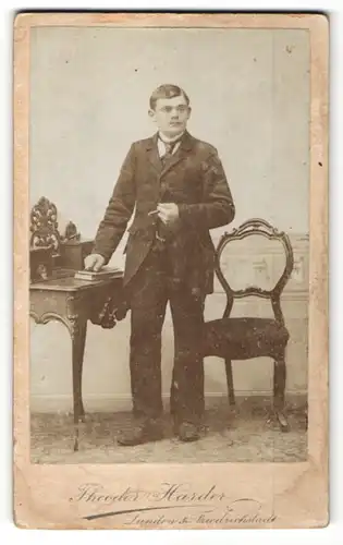 Fotografie Theodor Harder, Lunden, Friedrichstadt, Portrait junger Herr in Anzug mit Zwicker