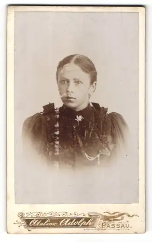 Fotografie Atelier Adolph, Passau, Portrait Mädchen mit zurückgebundenem Haar
