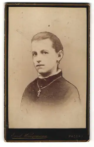 Fotografie Emil Wangemann, Passau, Portrait junge Frau mit Kruzifix