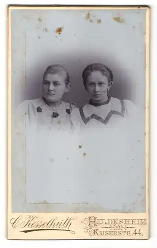 Fotografie C. Kesselhuth, Hildesheim, Portrait zwei Mädchen