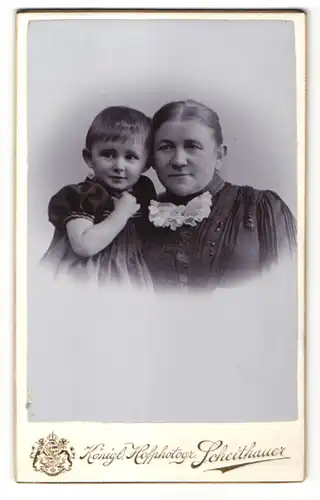 Fotografie Emil Scheithauer, Zwickau i/S, Wilkau, Portrait Grossmutter und Kind