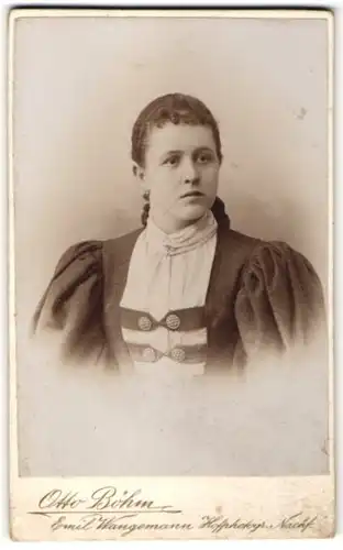 Fotografie Otto Böhm u. Emil Wangemann, Passau, Portrait bürgerliche junge Frau