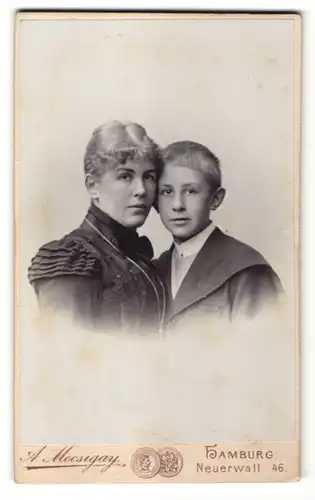 Fotografie A. Mocsigay, Hamburg, Portrait Mutter und Sohn
