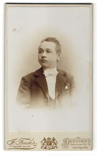 Fotografie J. Fuchs, Dresden, Portrait halbwüchsiger Knabe in Anzug