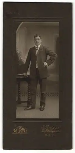 Fotografie E. Rudolph, Hof i/B, Portrait junger Mann in Anzug