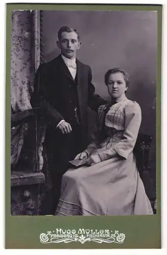 Fotografie Hugo Müller, Freiberg i. S., junges Paar im feinen Zwirn festlich gekleidet