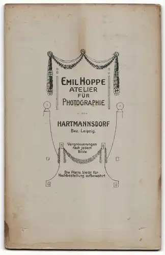 Fotografie Emil Hoppe, Hartmannsdorf, Portrait Edeldame mit Halskette, Montage von Hufeisen eingerahmt