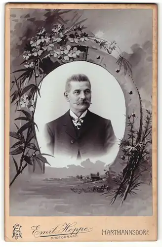 Fotografie Emil Hoppe, Hartmannsdorf, Portrait Edelmann im Anzug, Montage von Hufeisen eingerahmt