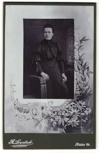 Fotografie R. Lowatsch, Roda / S.A., elegante Dame im schwarzen Kleid mit Halskette