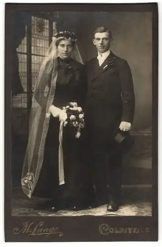 Fotografie M. Lange, Colditz i. S., junges Hochzeitspaar kurz nach der Trauung