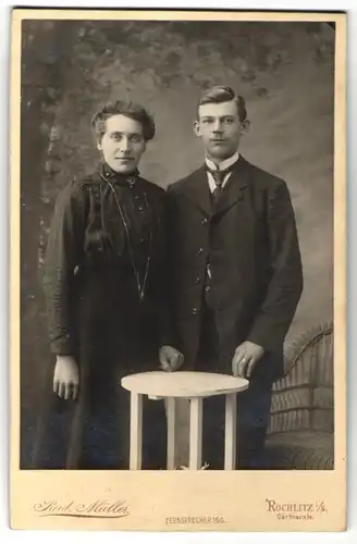Fotografie Rud. Müller, Rochlitz i. S., junges Paar elegant gekleidet