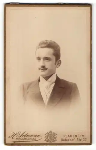 Fotografie H. Axtmann, Plauen i/V, Portrait eleganter junger Herr