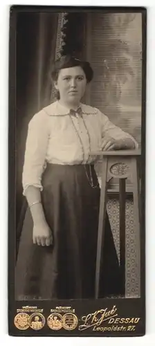 Fotografie L. K. Jué, Dessau, Portrait bürgerliche junge Frau