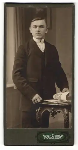 Fotografie Adolf Zierold, Zschopau i/S, Portrait junger Mann in Anzug